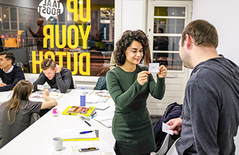 vrouw-met-briefje vrouw-met-briefje